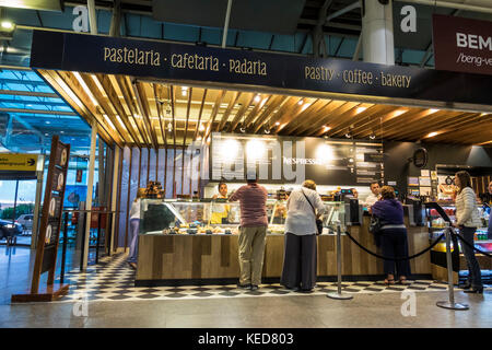 Lissabon Portugal, Flughafen Humberto Delgado, LIS, Flughafen Portela, Terminal, Padaria Lisboa, Bäckerei, Café-Bar, Schalter, Erwachsene Erwachsene Erwachsene Männer Männer, Frauen Stockfoto