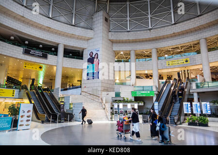 Lissabon Portugal, Flughafen Humberto Delgado, LIS, Flughafen Portela, Terminal, Atrium, Passagierfahrer, Rolltreppe, Innenraum, Hispanic, immi Stockfoto