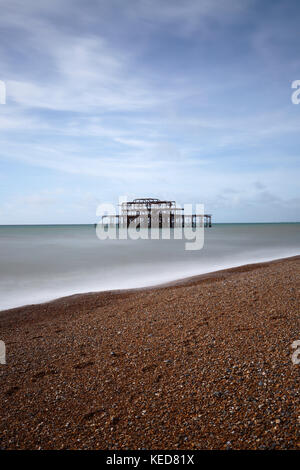 Lange Exposition der verlassenen West Pier, Brighton, East Sussex, England, Großbritannien Stockfoto