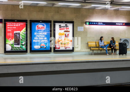 Lissabon Portugal, Flughafen Humberto Delgado, Metro de Lisboa, Metro, U-Bahn, Nahverkehr, Aeroporto, Bahnhof, Bahnsteig, Frau weibliche Frauen, sitzen, warten, ad, ma Stockfoto