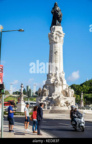 Lissabon Portugal, Marquis of Pombal Square, Marquess, Monument, plaza, Kreisverkehr, Rotunde, Denkmal, Statue, Straßenkreuzender Mann, Erwachsene Erwachsene Erwachsene Frau Frauen Frau Stockfoto