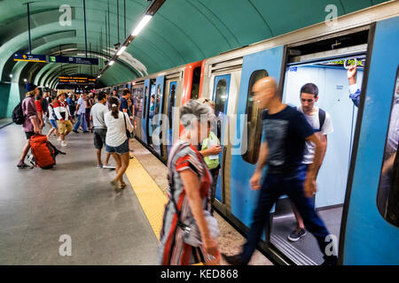 Lissabon Portugal, Marquis of Pombal Square, Lissabon Metro, U-Bahn, Nahverkehr, Bahnhof, Bahnsteig, Zug, Haltestelle, Ausgang, Boarding, Pendler, Fahrer, innen, Mann Männer Stockfoto