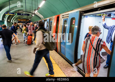 Lissabon Portugal, Marquis of Pombal Square, Lissabon Metro, U-Bahn, öffentliche Verkehrsmittel, Nahverkehr, Bahnhof, Bahnsteig, Zug, Haltestelle, Ausgang, Einsteigen, Pendler Stockfoto