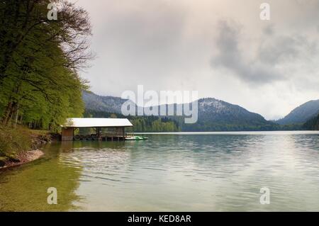 Holzdach für Reise Urlaub Paddelboote. Holiday Resort am Ufer des wunderschönen alpinen See Stockfoto