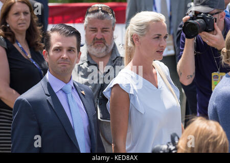 Don Trump, jr. und seine Frau Vanessa haydon warten auf die Ankunft seines Vaters gop Präsidentenkandidat Donald Trump mit dem Hubschrauber zur Republican National Convention, 20. Juli 2016 in Cleveland, Ohio. Trump flog in den Cleveland, Burke Lakefront Airport mit seinen privaten Strahl und dann mit dem Hubschrauber für eine Grand Anreise. Stockfoto