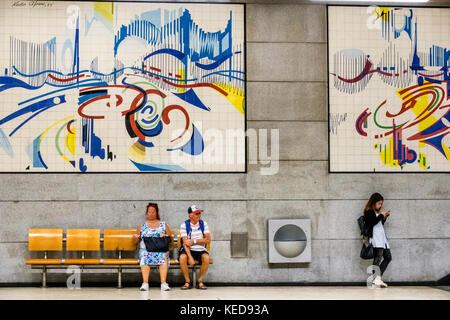 Lissabon Portugal, Metro Lisboa, Nahverkehr, Restauradores, U-Bahn, Station, Plattform, Pendler, Fahrer, warten, öffentliche Kunst, bemalte Fliesen, Azulejos, Nadir Afons Stockfoto