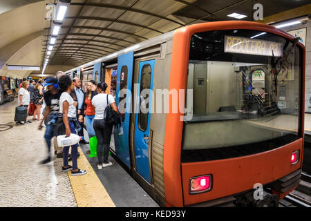 Lissabon Portugal, Metro Lisboa, Nahverkehr, Restauradores, U-Bahn, Bahnhof, Bahnsteig, Reboleira-Linie, Zug, Boarding, Schwarze Frau weibliche Frauen, Pendler, Fahrer Stockfoto