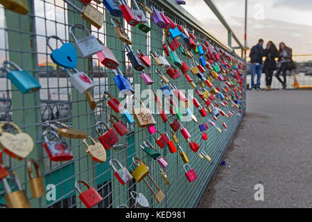 Liebe Vorhängeschlösser, St. Pauli Landungsbrücken, Hamburg, Deutschland, Europa Stockfoto