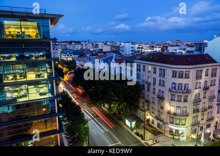 Lissabon Portugal, Rua Alexandre Herculano, Blick von oben, Bürogebäude, Straße, Dämmerung, Nacht, Zeitbelichtung, Skyline der Stadt, Verkehr, Hispanic, Immigrant Stockfoto