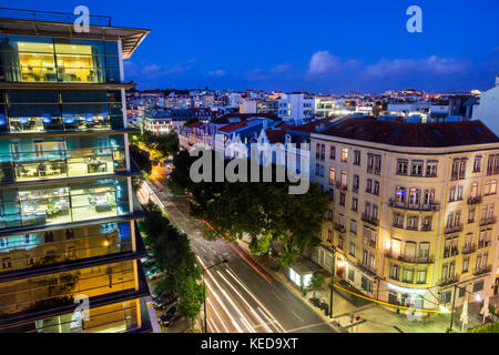 Lissabon Portugal, Rua Alexandre Herculano, Blick von oben, Bürogebäude, Straße, Dämmerung, Nacht, Zeitbelichtung, Skyline der Stadt, Verkehr, Hispanic, Immigrant Stockfoto