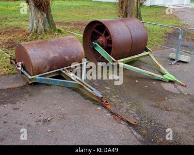 Alte rostigem Eisen Fass für die Wartung der Vernachlässigung Fußball Spielplatz. alte Asphaltdecke auf Outdoor Parkplatz Stockfoto