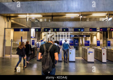 Lissabon Portugal, Metro Lisboa, Nahverkehr, U-Bahn, Terreiro do Paco, Bahnhof, Drehkreuz, Waffeltore, Mann, Männer, Frauen, Pendler, Fahrer, Pendler Stockfoto