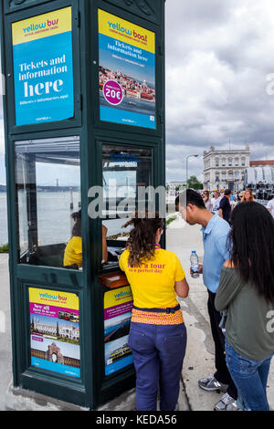 Lissabon Portugal, Baixa Pombalina, Terreiro do Paco, gelbes Boot, Besichtigungstouren, Ticketkioské, asiatischer Mann, Männer, Frauen, Paare, Spanier, Immi Stockfoto