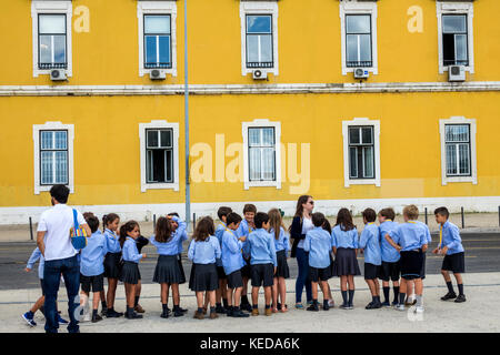 Lissabon Portugal, Baixa Pombalina, Terreiro do Paco, Praca do Comercio, Commerce Square, plaza, Schulkinder, Uniform, hispanische Jungen, männliche Kinder Stockfoto