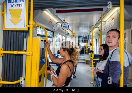 Lissabon Portugal, Carris, Tram 15, Belem Highway Route, Ticketautomaten an Bord, Männer männlich, Frau weiblich, Transaktionen zahlen Kaufkäufe, Stockfoto