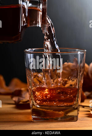 Whiskey und ausgetrocknet Eiche Blätter auf einen alten Holztisch. Kopieren Sie Platz. Stockfoto