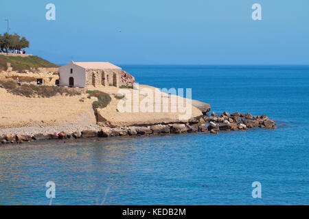 Meer, felsigen Kap mit Kirche. - Porto Torres, Italien Stockfoto