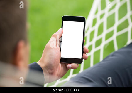 In der Nähe der Person Hand in Hängematte Holding Handy Mit Leerer Bildschirm Stockfoto