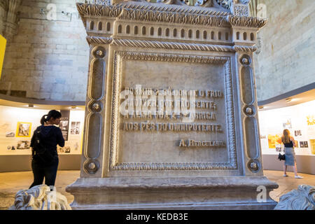 Lissabon Portugal, Belem, Mosteiro dos Jeronimos, Kloster Jeronimos, Gotik, Manueline, Architektur, Kapitelhaus, Alexandre Herculano, Grab, asiatische Frau Stockfoto