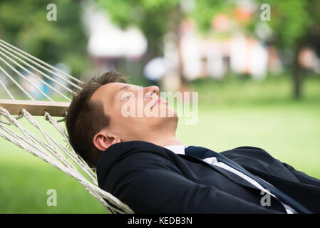 Nahaufnahme der junge Mann in der Hängematte liegend Stockfoto