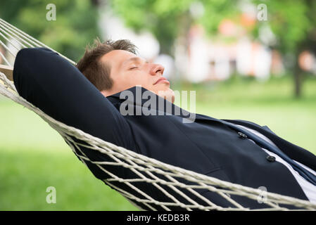 Nahaufnahme der junge Mann in der Hängematte liegend Stockfoto