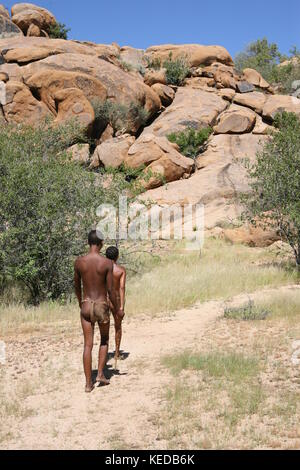 San Buschmänner Menschen in Namibia - Volksstamm - auf der Suche nach zu jagen. Stockfoto