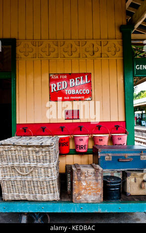 Gepäck und Feuer Eimer, Horsted Keynes Station, Bluebell Railway, Sussex Stockfoto