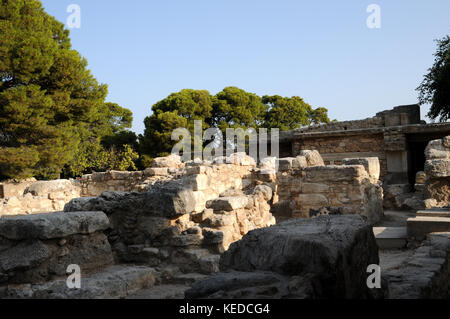 Allgemeine Ansicht der Reste der Palast von Knossos entfernt von einigen der mehr besucht restaurierten Fresken und Zimmer. Stockfoto