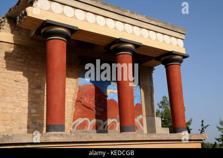 Wieder spalten und Fresko an der minoischen Palast von Knossos auf Kreta. Dies wird als Bastion der Stier nach dem Fresko hinter den Säulen. Stockfoto