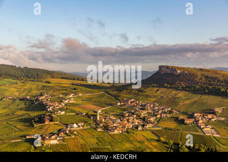 Luftaufnahme von vergisson Dorf und Rock in Frankreich Stockfoto