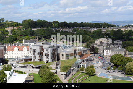 Edinburgh, Schottland. Blick von Arthurs Seat. Das Parlament Gebäude im Zentrum. Stockfoto