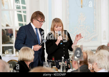 Giles Holz und Maria Killen in den Oldie literarische Mittagessen Stockfoto