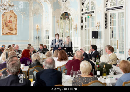 Giles Holz und Maria Killen in den Oldie literarische Mittagessen Stockfoto