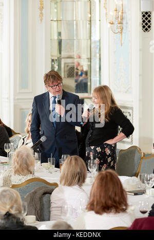 Giles Holz und Maria Killen in den Oldie literarische Mittagessen Stockfoto