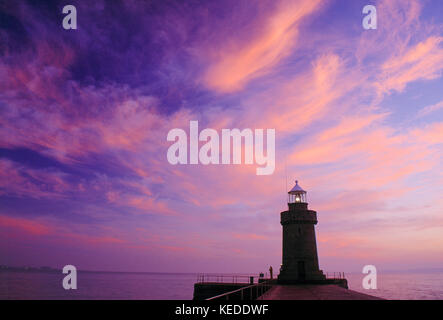 Guernsey. Saint Peter Port. Burgbrecher und Leuchtturm im Morgengrauen. Stockfoto