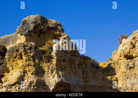 Typische freiliegende Sedimentsandsteinfelsen am Strand Praia da Oura in Albuferia Stockfoto