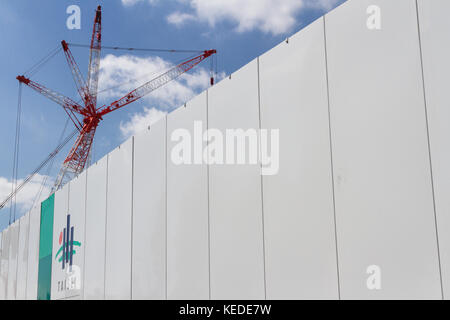 Ein Stock über einer Wand mit dem Firmennamen und dem Logo von Taisei Construction. Baustelle des neuen Olympiastadions in Gaiemmae, Tokio, Japan Stockfoto