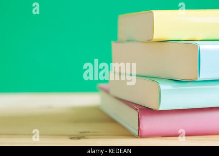 Bücher auf einem hölzernen Schreibtisch Stockfoto