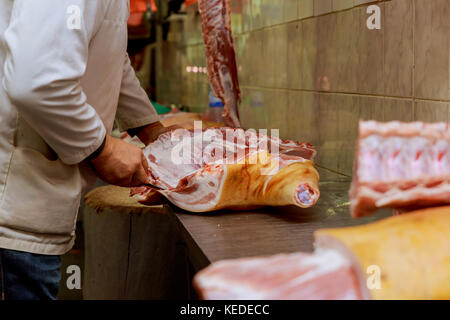 Lokalen Fleischmarkt. Retail bei lokalen Fleischmarkt. Metzger schlachten Schweine schweine fleisch Markt. Stockfoto