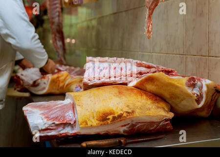 Carving rohes Fleisch. Rohes Fleisch geschwungene auf Holz- Hintergrund. Geschwungene rohes Fleisch im Einzelhandel in einem lokalen Markt. Stockfoto