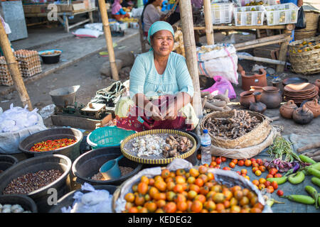 Lombok, Indonesien - 23. August 2017 - traditioneller indonesischer Morgenmarkt auf der Insel Lombok, Indonesien. Stockfoto