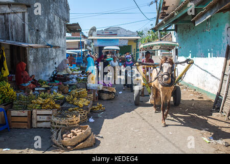 Lombok, Indonesien - 23. August 2017 - traditioneller indonesischer Morgenmarkt auf der Insel Lombok, Indonesien. Stockfoto