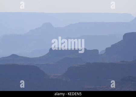 Ridge-Linien im Dunst Stockfoto