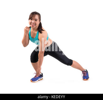 Mollige Frau tun Fitness auf weißem Hintergrund Stockfoto