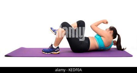 Mollige Frau tun Fitness auf weißem Hintergrund Stockfoto