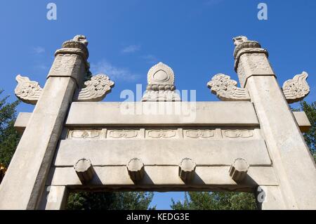 Der Drache und Phoenix Gate in der allgemeinen Heilige weg von den Ming Gräbern. Es zwischen 1435 und 1540 gebaut wurde. shisanling, Peking, China Stockfoto