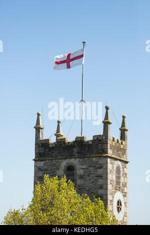 Englische Flagge das Kreuz von St. George fliegen vom Kirchturm Stockfoto