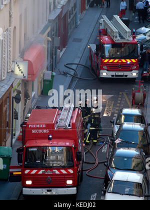 PARIS FEUERWEHR IN AKTION - PARIS - PARIS SAPEURS POMPIERS FEUER URGENCE SERVICE - FEUERWEHRMANN IN AKTION PARIS FRANKREICH © Frédéric BEAUMONT Stockfoto