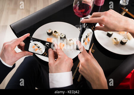 Close-up-Fotografieren Essen mit Smartphones in einem Restaurant Stockfoto