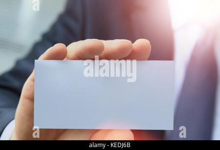 Ausgestreckte hand mit einem Blank business card Stockfoto